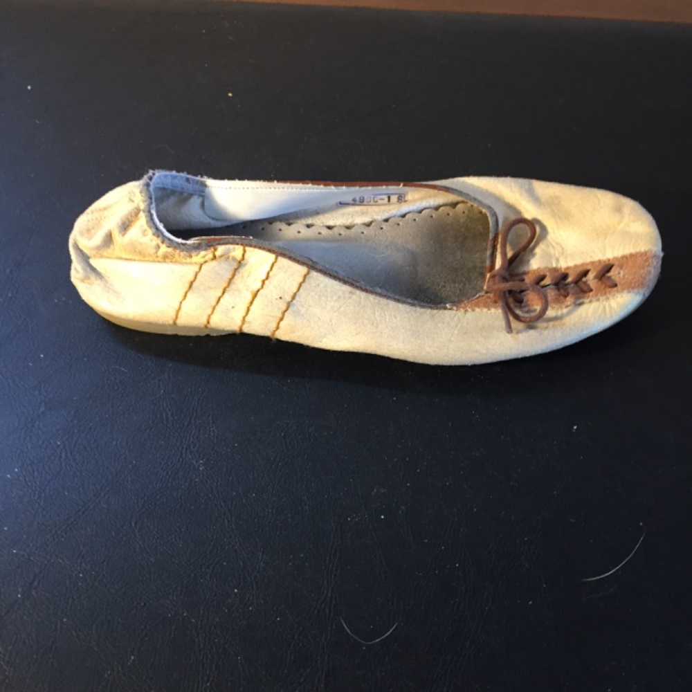 Adorable Japanese flats - Picture 2 of 3